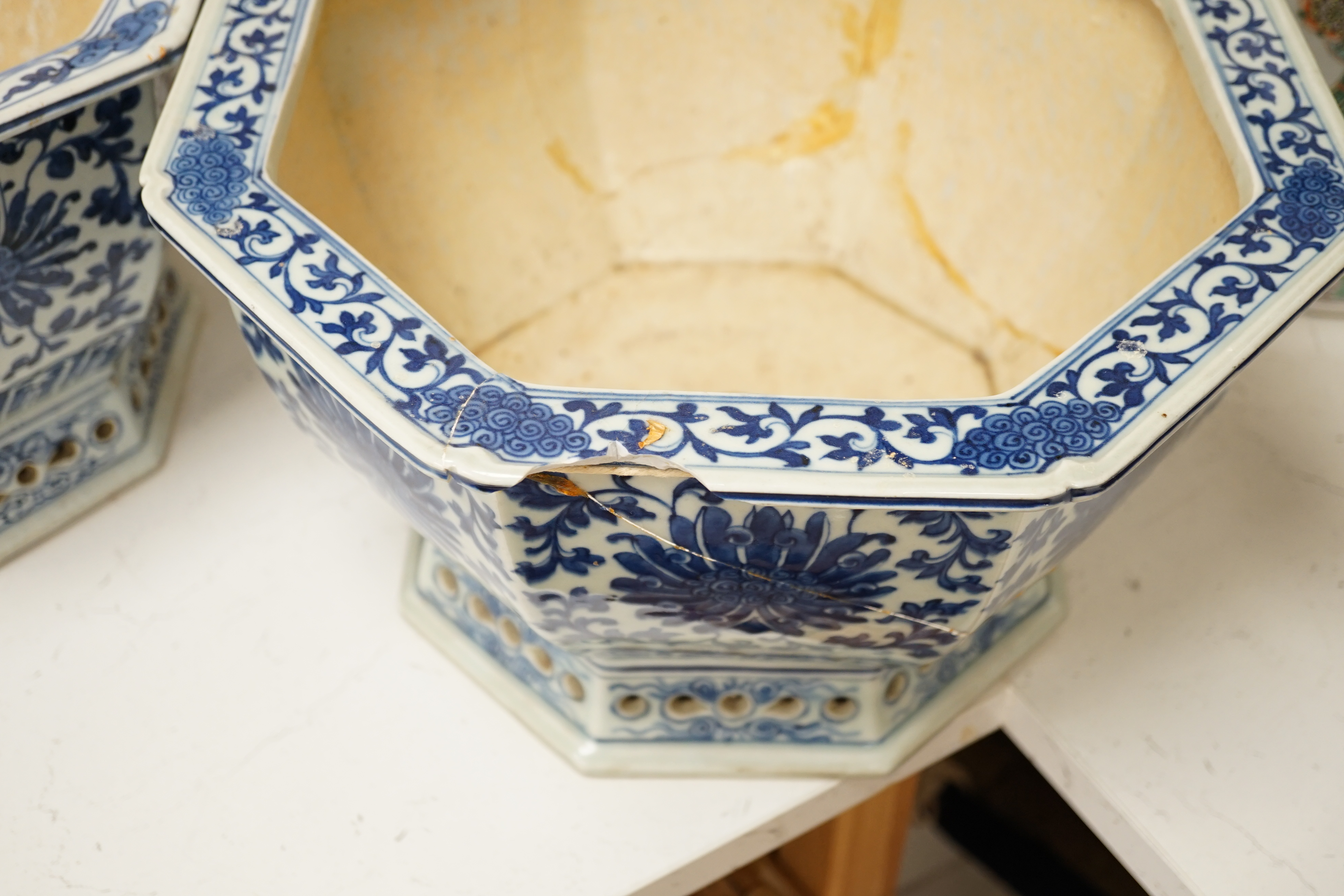 A pair of Chinese octagonal blue and white planters, 37.5cm wide